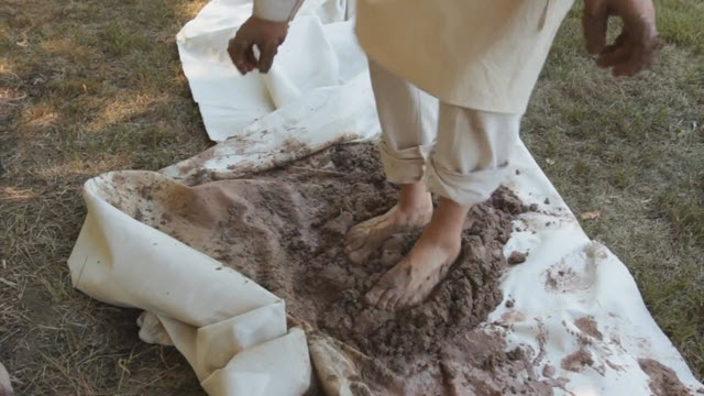 Build Earthen Oven (Time 0_04_28;29)