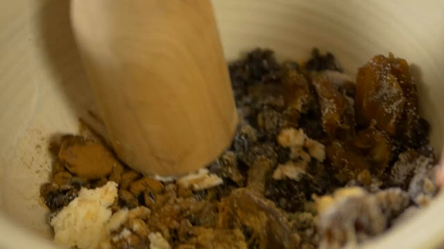 Tiny Purses (Time 0_01_05;12)